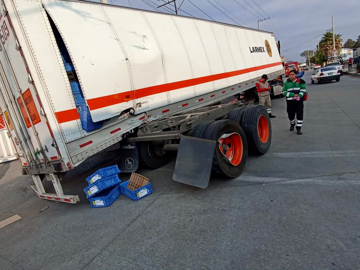 Sólo daños materiales al impactarse el tren con un tráiler en Huamantla